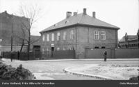 Pipervika politistasjon i Skolegaten 8, tidligere allmueskolen, oppført i 1838. Foto: Fritz Holland/Oslo Museum (1937).