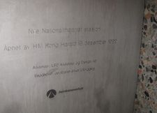 Plakett fra åpningen av Nye Nationaltheatret stasjon i 1999. Foto: Stig Rune Pedersen