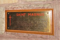 Plakett i Magnuskatedralen der dei moglige levningane til St. Magnus er murt inn. Foto: Stig Rune Pedersen (2019).