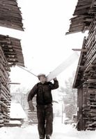 Oskar Badstuen som plankebærer på Kongsvinger Sag og Høvleri. Fotokilde: Per Skogrand