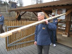 Plankebæring på skulderpute. Alf demonstrerer. Foto 2010 Steinar Bunæs.
