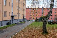 Klassisk OBOS-arkitektur fra sent femtitall: Plogveien borettslag på Manglerud. Foto: Leif-Harald Ruud (2022).