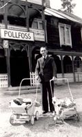 Per Hosar (1917-1989) åtte hotellet 1941-1959. Her avbilda som stolt, nybakt hotelleigar (men ikkje nybakt far - barnevognene tilhøyrde ein gjestande familie).Foto: Ukjent.