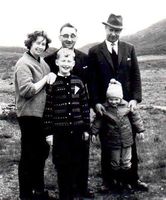 Gamal og nye eigar av Pollfoss hotell, på tur på hesteslepp i Sikkilsdalen i 1961 eller 1962. Frå venstre (vaksne): Herdis Bjørlo, Per Hosar (eigar av Pollfoss til 1960), Will Yri (eigar av Pollfoss frå 1960). Borna: Hans P. Hosar, Winnie Yri. Foto: Sivert Yri.