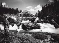 Gamlebrua over Pollfossen, bilete frå 1958-1960. Foto: Kristian Hosar.