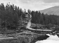 Brua og hotellet i 1930. Foto: Anders Beer Wilse.