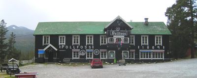 Pollfoss hotell i september 2012. Fjelltoppen Framrusthovden i bakgrunnen. Foto: H.P.Hosar.