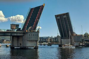 Porsgrunnsbrua åpen red.jpg