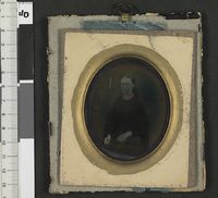 3. Portett av en sittende kvinne daguerreotypi - no-nb digifoto 20160219 00071 bldsa FAU053 a.jpg