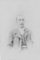 ADAM BAARSRUD Bilde fra før 1900. Adam Baarsrud (1870-1960) var sønn av Thorvald Baarsrud. Han arvet gården Søndre Nærsnes, og drev gården og iseksport fram til 1920-tallet, Økonomiske problemer på 1920-tallet gjorde at virksomheten i 1926 ble refinansiert og AS Søndre Nærsnes ble dannet. Adam fortsatte som iseksportør og leder av virksomheten.. (Foto fra Jon Hovind, Fotograf; Vda Amayra Fernandez Grand fotografia, Madrid).