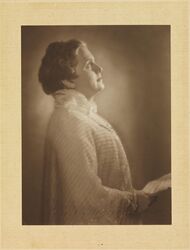 Bergliot Ibsen som holder noter i hendene. Foto: Anders Beer Wilse/Nasjonalbiblioteket