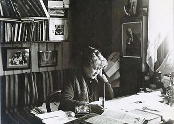 Portrett av Hulda Garborg ved skrivebordet, 1924 - no-nb digifoto 20150810 00041 blds 03013.jpg