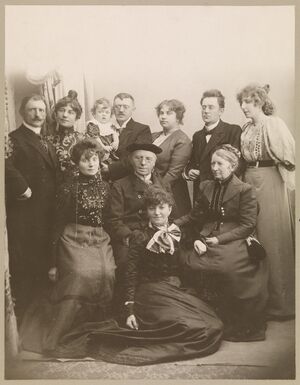 Portrett av Jonas Lie med familie, ca. 1901) - no-nb digifoto 20160308 00244 blds 02982.jpg