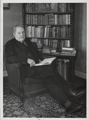Portrett av bokhandler og forlegger Olaf Norli i sitt bibliotek, 1948 - no-nb digifoto 20160422 00007 blds 05803.jpg