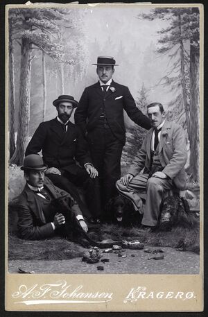 Portrett av fire unge, uidentifiserte menn på besøk hos fotografen - no-nb digifoto 20160317 00417 blds 05786.jpg