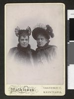 79. Portrett av to uidentifiserte kvinner med hatter - no-nb digifoto 20151202 00024 blds 07757.jpg