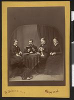 239. Portrett av tre uidentifiserte kvinner, en uidentifisert mann og en hund, ca. 1880-1885 - no-nb digifoto 20160711 00020 blds 08075.jpg