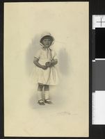 234. Portrett av uidentifisert jente med eple i hendene, ca. 1919 - no-nb digifoto 20160711 00019 blds 08074.jpg