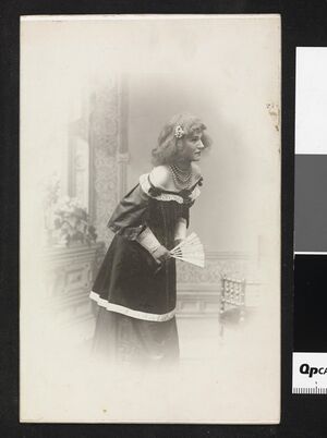 Portrett av uidentifisert skuespillerinne i "Elverhøj", 1898 - no-nb digifoto 20150106 00254 blds 06757.jpg