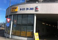 Posten i Strømmen ligger fra 2013 i Coop Prix, på hjørnet av Støperiveien og Sagbruksveien. Men postadressen til Posten er Strømsveien 79 A!