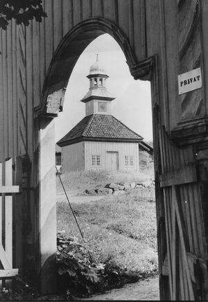 Posthuset sett gjennom hovedporten (sf0921).jpg