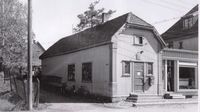Postkontoret lå ved Hobergs forretningsgård i Strømsveien 52 fra 1921 til 1948. Veien langs posthuset het den gang Brynstien.