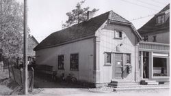 Posthuset lå ved Hobergs forretningsgård i Strømsveien 52 fra 1921 til 1948. Ukjent fotograf/MiA.