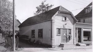 Posthuset ble bygd i samme stil som Hoberggården det var en del av. Posthuset lå i Strømsveien 52 fra 1921 til 1948, kontoret ble da flyttet til Kjustadgården i Strømsveien 82. Veien langs posthuset het den gang Brynstien. Foto: Akershusbasen.