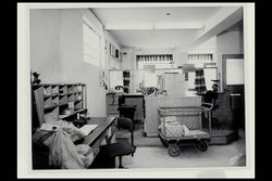 Postkontoret i Strømsveien 82 i Strømmen. Sortering og ekspedisjon. Ukjent fotograf/Digitalt Museum