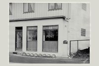 Postkontoret var i Kjustadgården, Strømsveien 82 i Strømmen fra 1948 til 1964. Fotokilde Digitalt Museum.