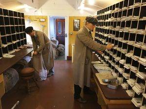 Postsortering på toget.JPG