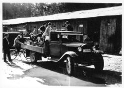 Unge motorentusiaster foran Ruuds verksted 1957.