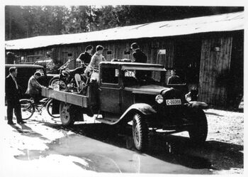 Unge motorentusiaster foran Ruuds verksted 1957.