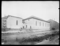 Den nybygde kirken, uten tårn. Foto: Narve Skarpmoen/Nasjonalbiblioteket (1926-1930).