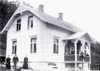 Presthuset på Ytre Frønningen kor Jensine levde dei siste 12 åra av livet. På biletet sit ho på verandaen saman med mannen, dottera Sara og barnebarna Jensine og Johan Rumohr. Ca 1895.