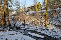 Et fredelig parti av Prinsdalsbekken like før den krysses av Ljabrudiagonalen og Østfoldbanen. Foto: Leif-Harald Ruud (2022).