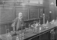 Professor Goldschmidt på laboratoriet. Foto: Narve Skarpmoen (1916).