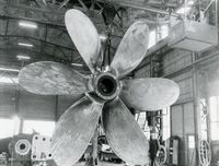 Propell hengende i bedriftens store pusseri, klar for forsendelse til skipsverftet.