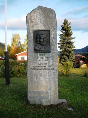 Prost Hiortøy ved Sødorp kapell.jpg