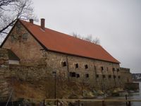 Provianthuset sett fra elven.