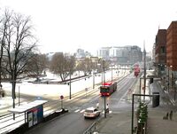 Rådhusplassen sett fra Råhusgata, mot vest, vinteren 2015, med busstrafikk. Foto: Stig Rune Pedersen