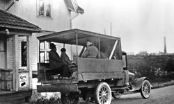 De første bussene var enkelt innrettet, men de gjorde jobben, her fra Rælingen. Foto: Museene i Akershus (1920).