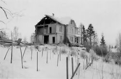 Rælingen sorenskriverhuset etter bombetreffet 1943.