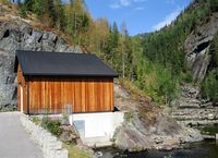 Rødberg kraftverk, nedenfor Rødbergdammen, er det klart minste av de fire Noreverkene og utnytter vannet som likevel må slippes ut fra Rødbergdammen på grunn av krav til minstevannføring i Numedalslågen. Foto: Stig Rune Pedersen (2018)