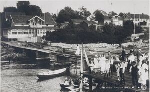 Rødtangen bad ca 1920 Pent kledd venter de på dampbåten. Kanskje kommer pappa med pappabåten fra byen?