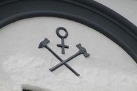 Kobberverkets logo på tårnet. Logoen har senere blitt symbol i Røros' kommunevåpen. Foto: Chris Nyborg (2014).