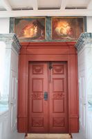 Høyre sidedør. Over døra malerier av Peder Andersen Lilje, Moses og Aron som ofrer. Foto: Chris Nyborg (2014).