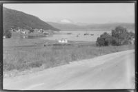 Den store brygga fra 1895 med kaia sees i bakgrunnen. Flere båter på havna. I forgrunnen Lyder Kvantolands atelier. Fotograf: Lyder Kvantoland 1948. Kilde: Nasjonalbiblioteket