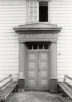 Inngangsportal på hovedbygningen. Fotograf: Halvor Vreim 1939. Kilde: Riksantikvaren