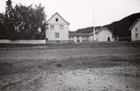 Hovedbygningen med hagen til venstre, så kårstua, borgstua og butikken til høyre. Fotograf: Halvor Vreim 1939. Kilde: Riksantikvaren